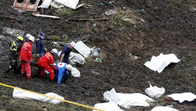 载巴西球员飞机坠毁 大批遇难者遗体被找到